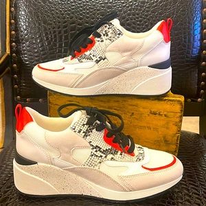 Brand new tennis shoes -never worn before foot injury